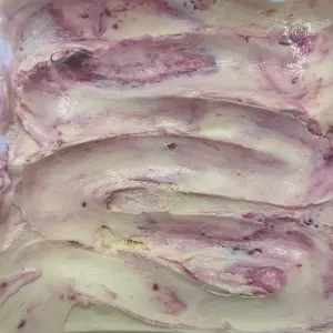 gelato de Abacaxi creme branco com mesclas de vinho roxo