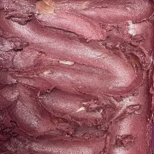 gelato de açaí que é um creme roxo com mesclas de nutella