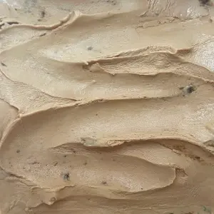gelato de Ameixa creme de ameixa marrom claro com pedaços de ameixa