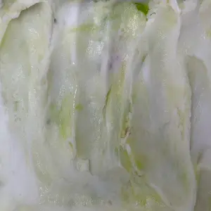 gelato de Caipirinha cremoso e branco com pedaços de limão