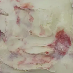 gelato de Delírio cremoso e branco com geleia de morango