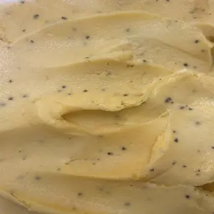 gelato de Maracujá como um suco cremoso amarelo com pintinhas pretas