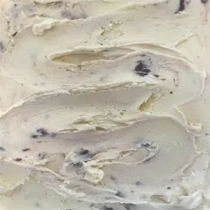 gelato de leite ninho amarelo clarinho com pedaços de creme de avelã que chamamos de nutella