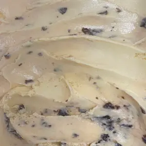 gelato de passas ao rum é uma massa amarela com uvas passas