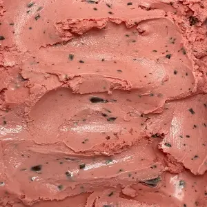sabor do gelato de Sensação massa de morango com pedaços de chocolate
