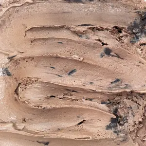 gelato de trufa que é de chocolate ao leite e branco com pedaços de chocolates