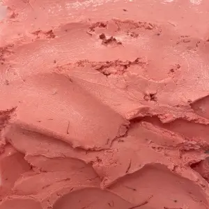 gelato de Morango com masssa rosa escuro com pedaços da fruta